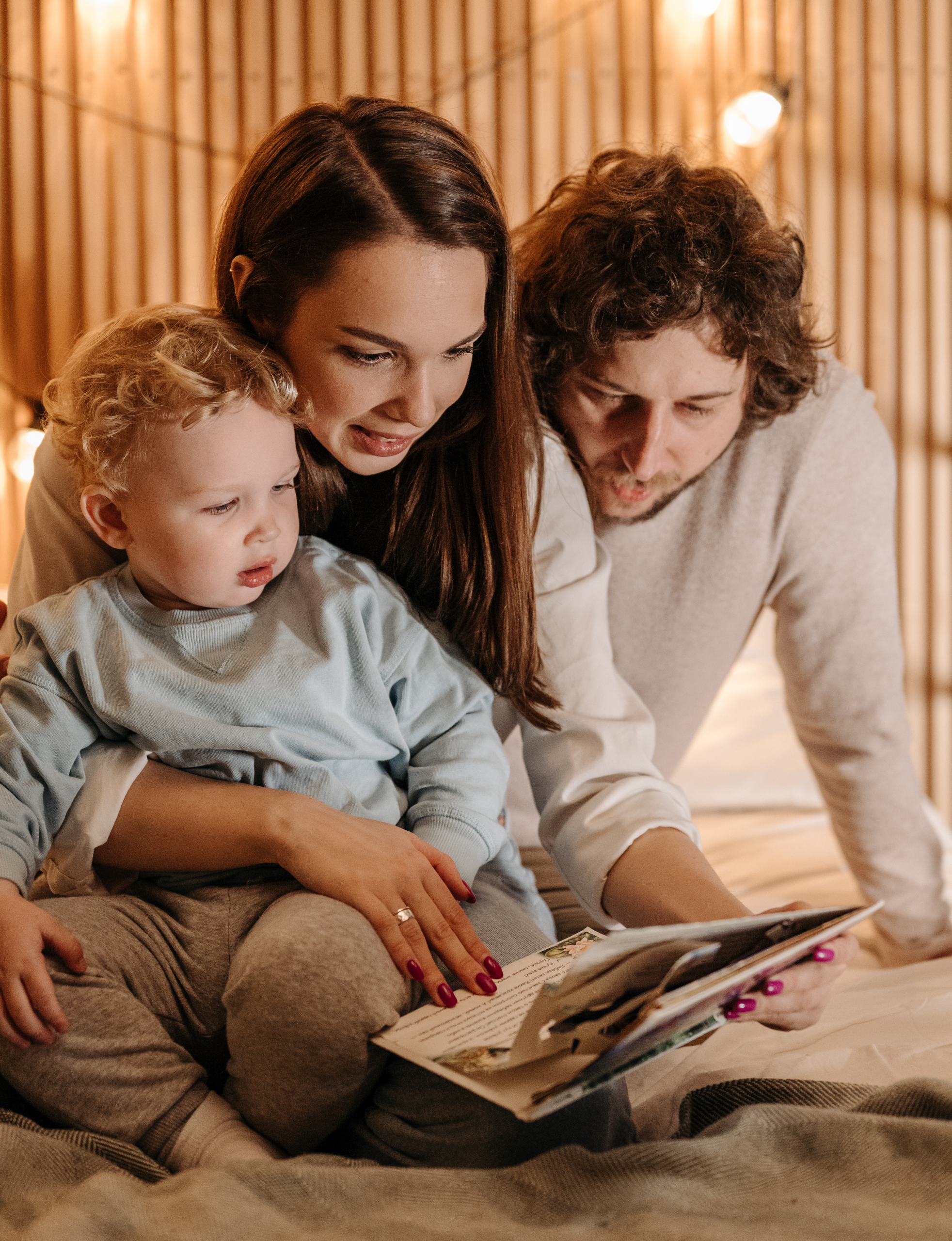 Parents lisant un livre avec leur enfant dans un moment calme en famille